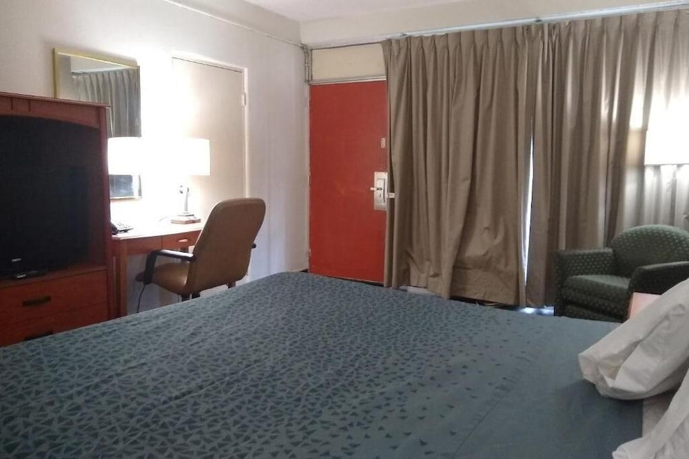 Rodeway Inn photo 10