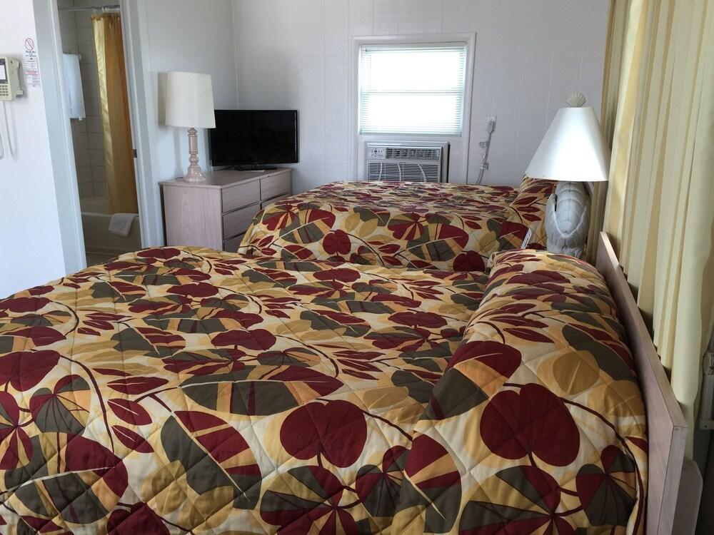 Fish Tales Boardwalk Inn photo 15
