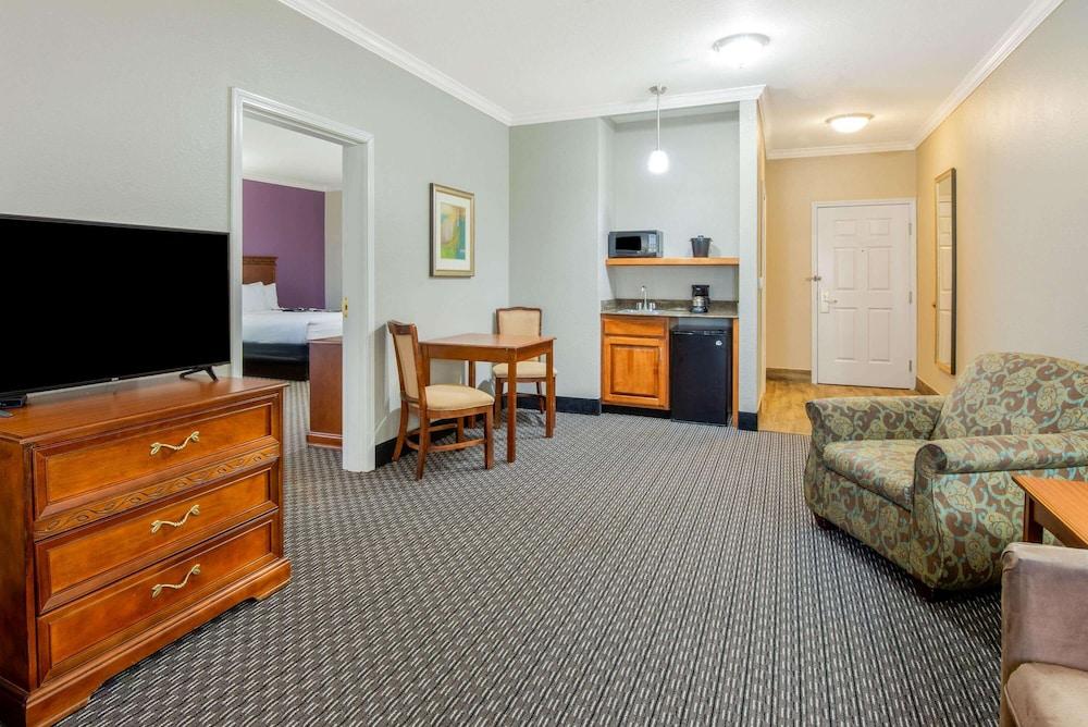 La Quinta Inn & Suites by Wyndham Gainesville photo 11