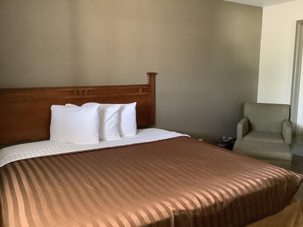 Silver Spur Vintage Inn & Suites photo 21