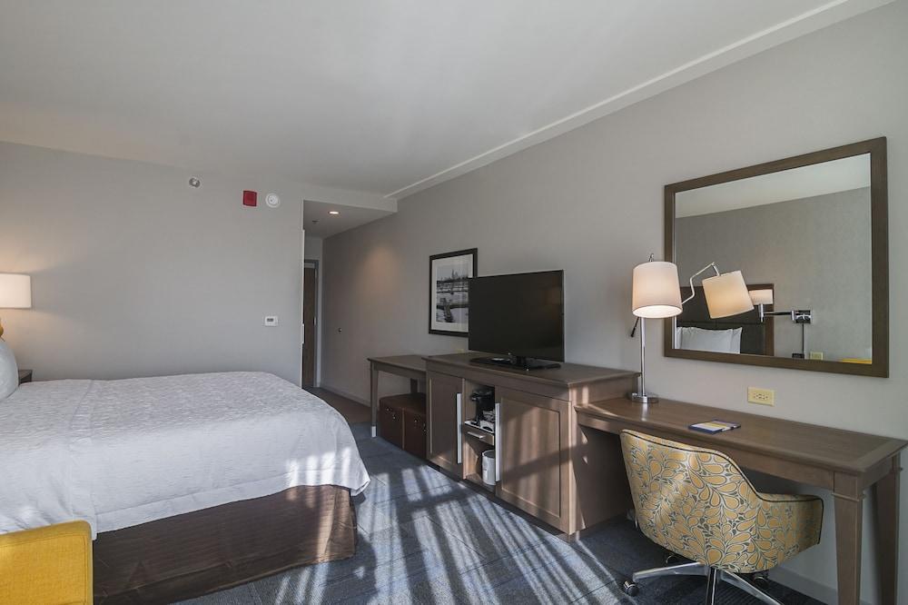 Hampton Inn Chicago North-Loyola Station photo 8