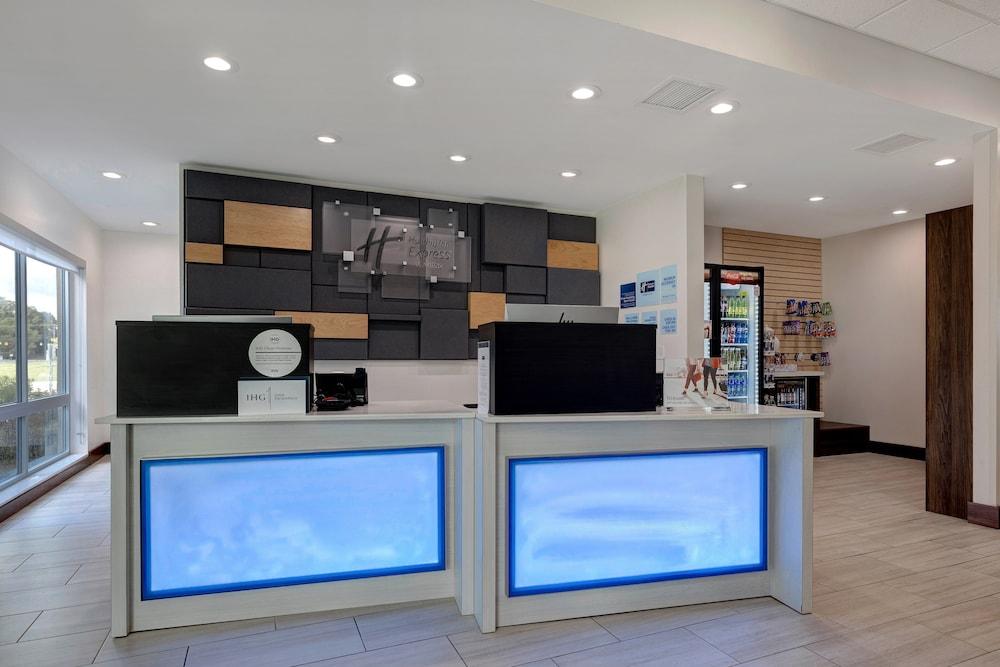 Holiday Inn Express & Suites Detroit Dearborn by IHG photo 77