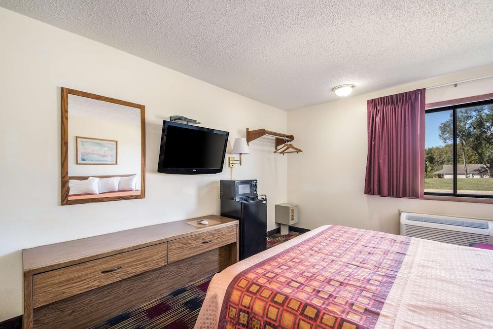 Americas Best Value Inn & Suites Harrisonville photo 9