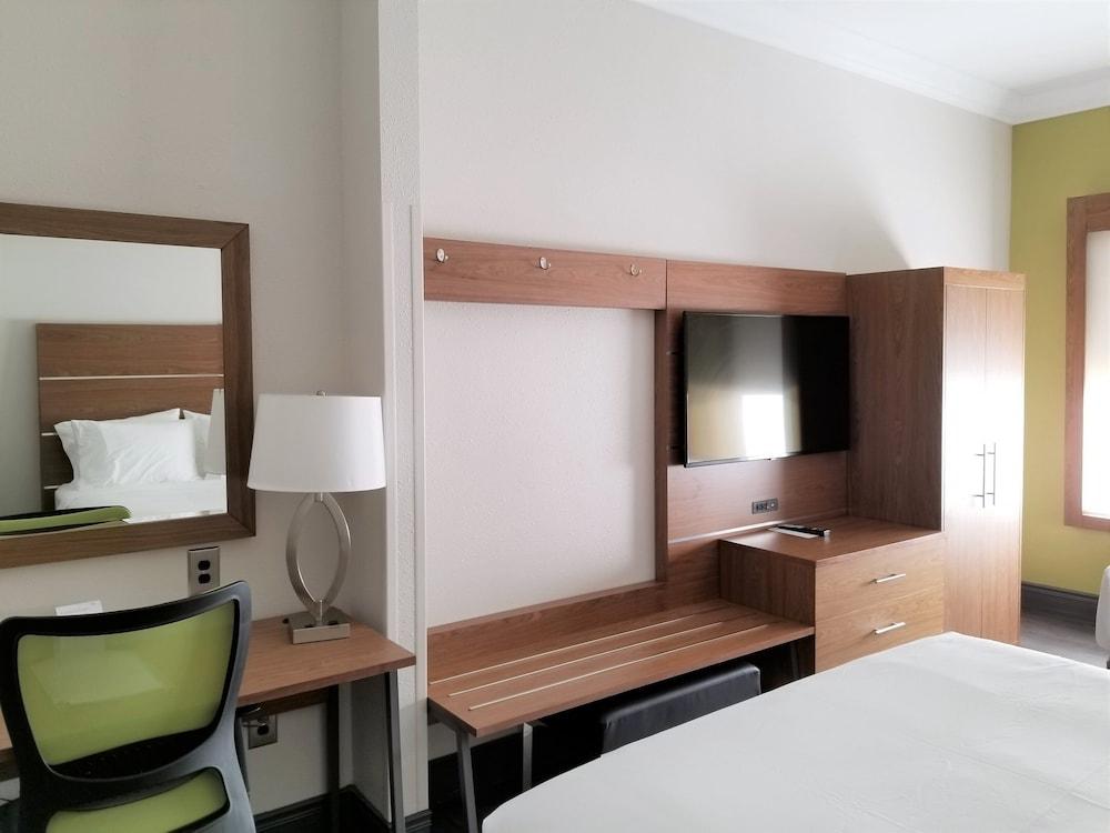 Holiday Inn Express Columbia NE - Fort Jackson by IHG photo 11