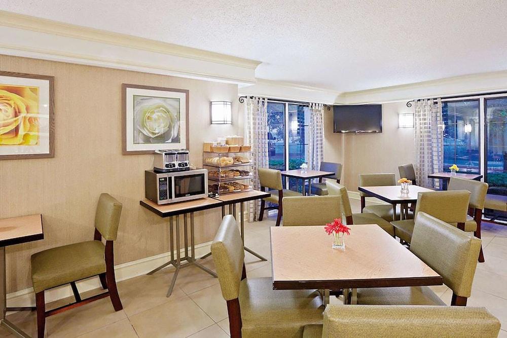 Norwood Inn & Suites by BlissPoint Post Rd Indianapolis photo 16