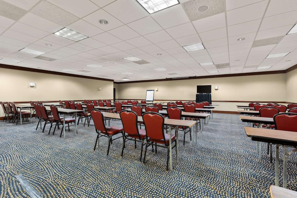 Hotel RL Cleveland Airport West photo 26