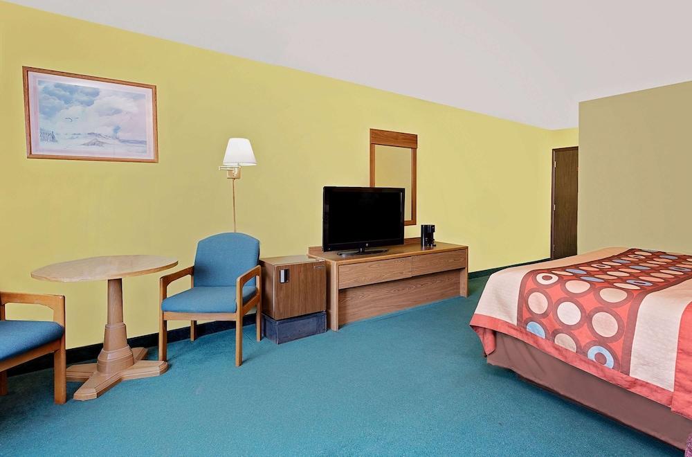 Super 8 by Wyndham Sturgeon Bay photo 13