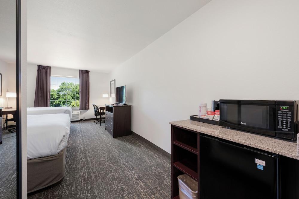Cobblestone Hotel & Suites-Bellefontaine photo 9