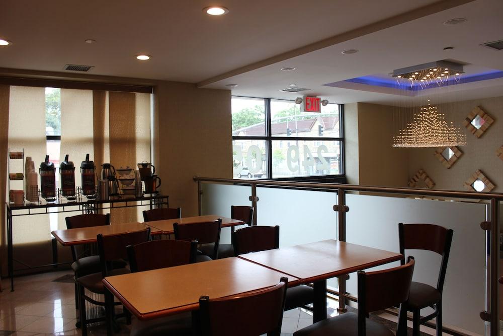 Bellerose Inn photo 27