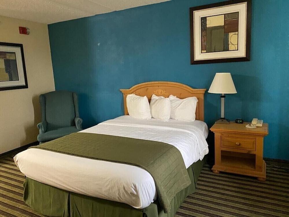 American Inn and Suites photo 3