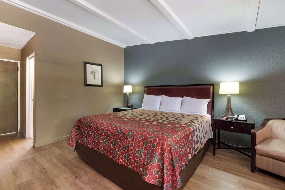 Econo Lodge photo 15