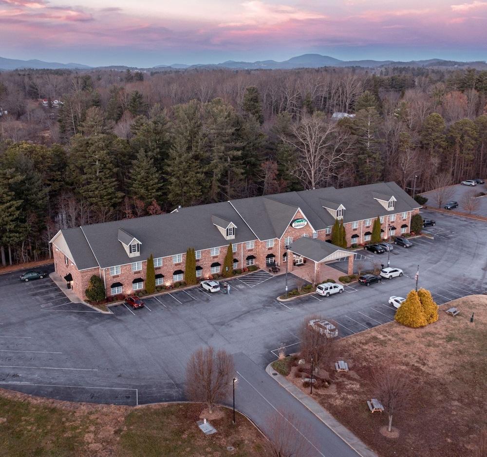 Mountain Inn & Suites photo 34