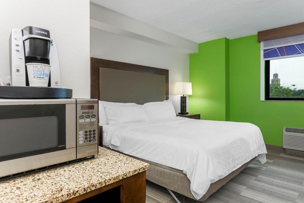 Holiday Inn Express & Suites Fort Worth Downtown by IHG photo 4