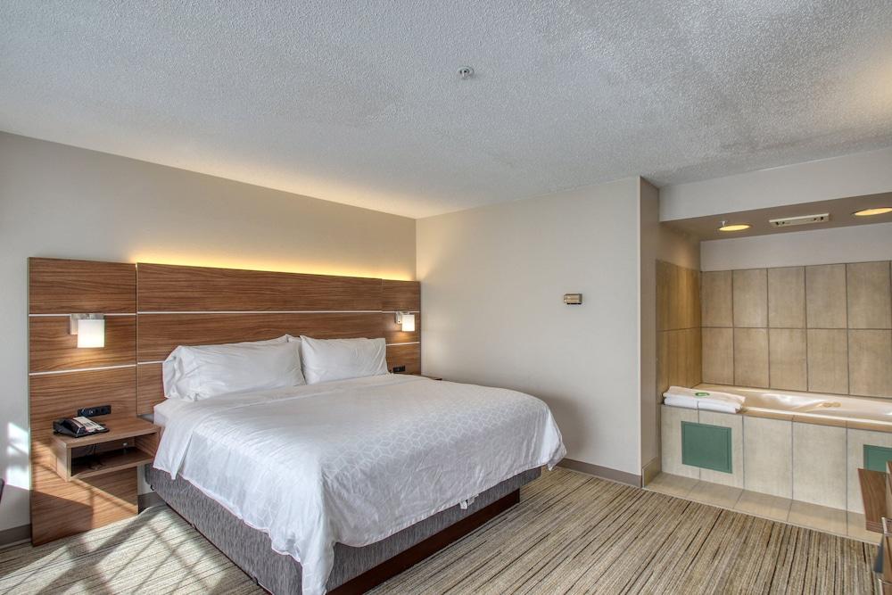 Holiday Inn Express Hotel & Suites Oshkosh by IHG photo 16