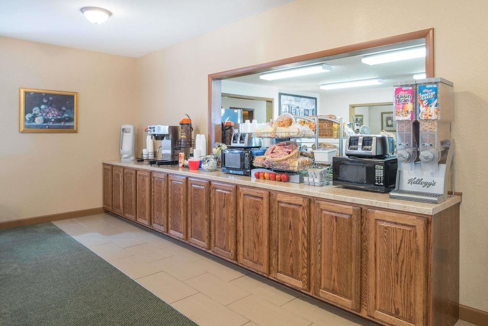 Super 8 by Wyndham Poplar Bluff Missouri photo 14
