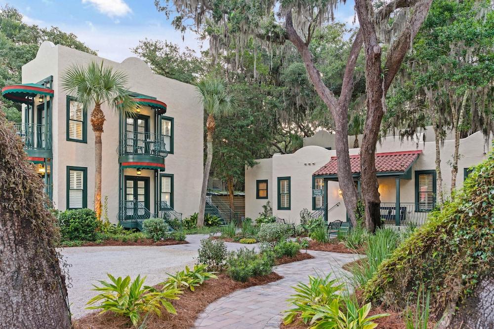 Village Inn and Pub - Adults Only — hotel in St. Simons Island