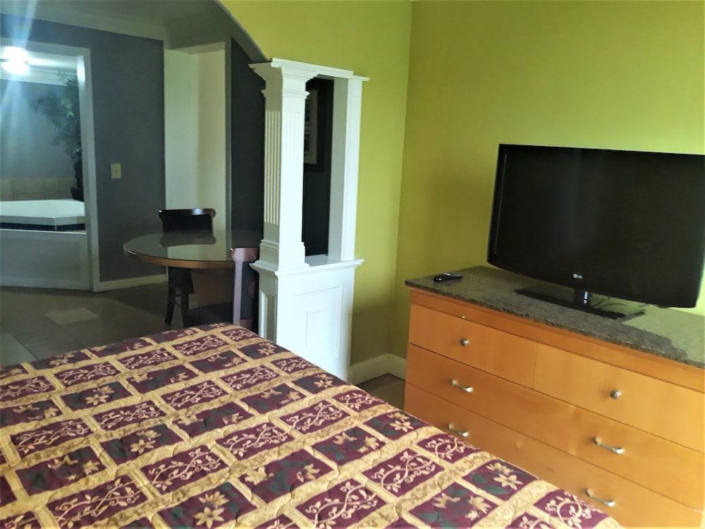 Madison Inn and Suites photo 52