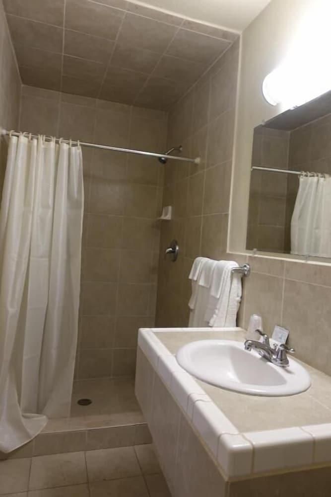Baycities Motel photo 23