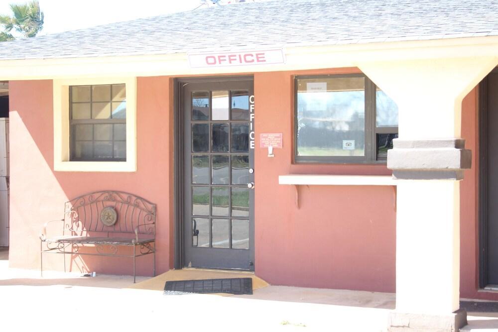 Village Inn Cotulla photo 41