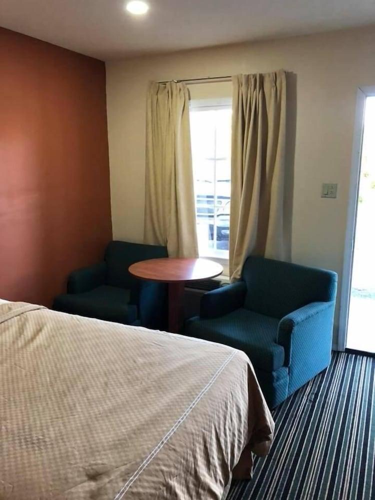 Scottish Inn & Suites photo 28