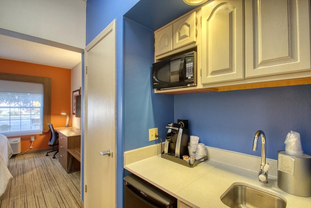 Holiday Inn Express Hotel & Suites Oshkosh by IHG photo 11