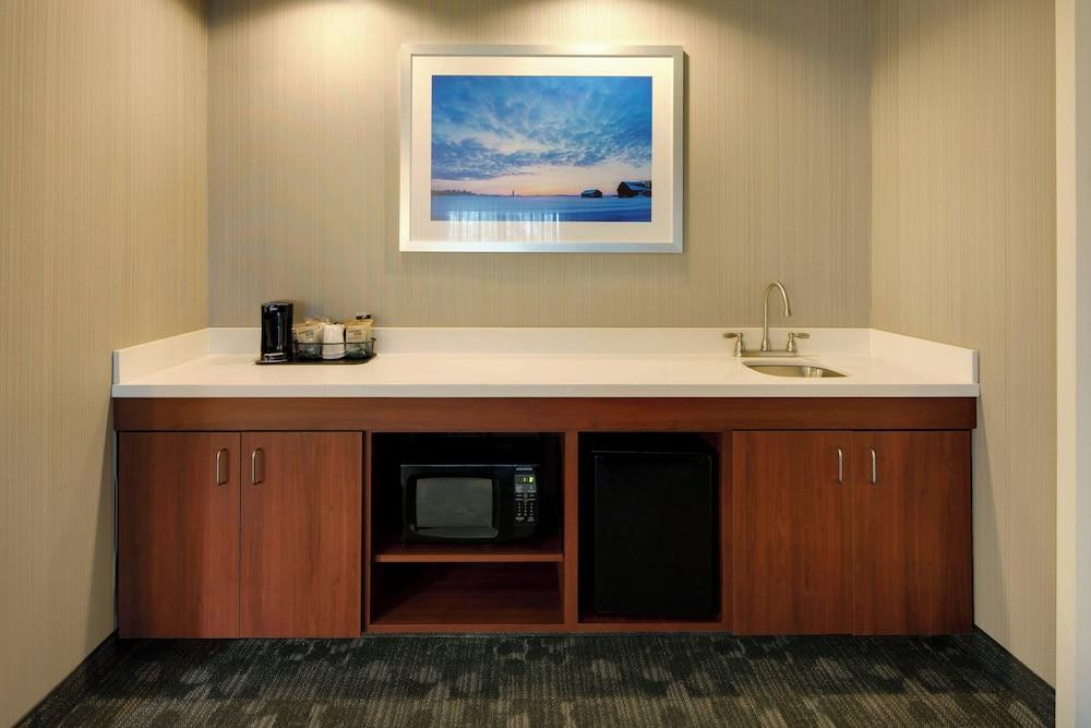 Courtyard by Marriott Grand Rapids Airport photo 13