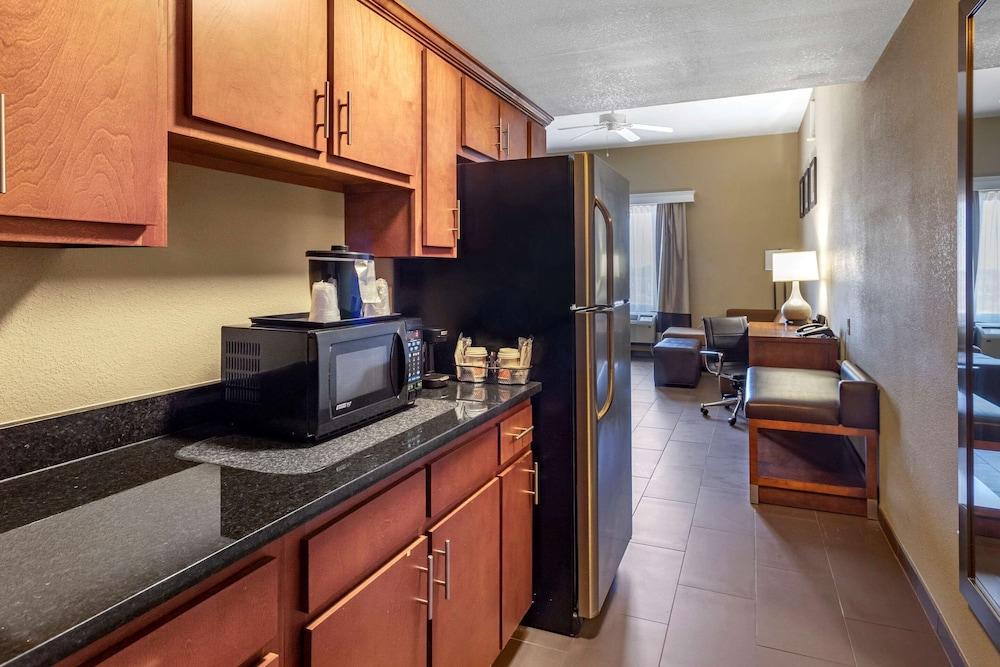 Comfort Suites Batesville photo 11