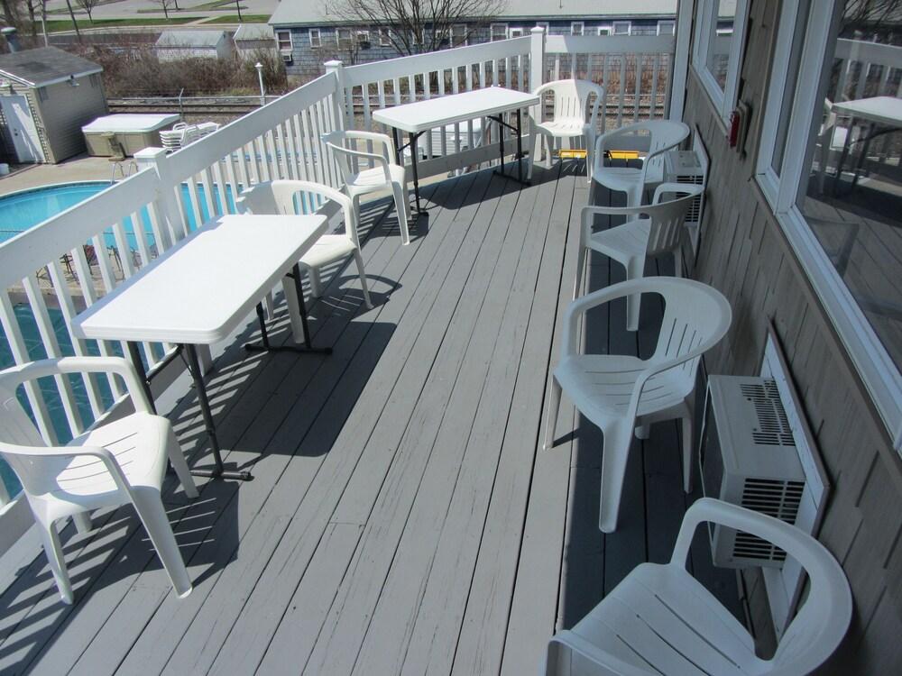 Green Dolphin Motel photo 8