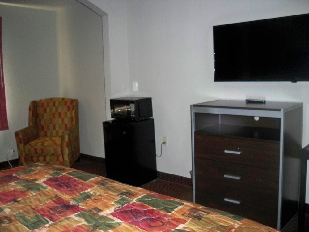 Scottish Inn & Suites photo 46