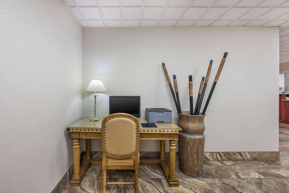 Quality Inn Paris photo 59
