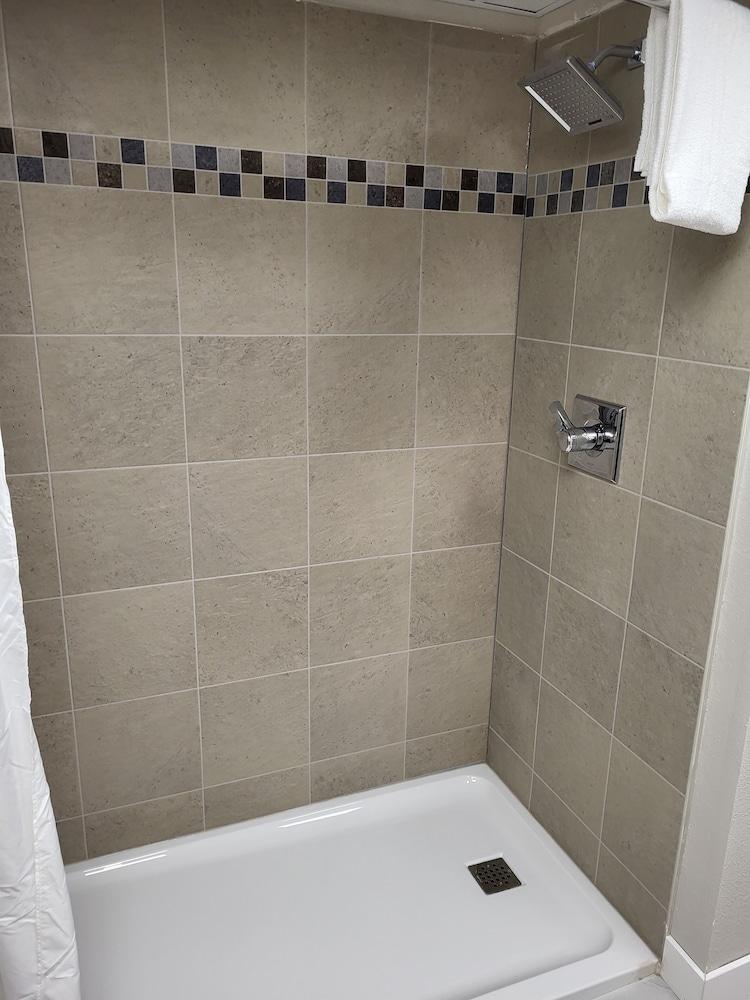 Red Fox Inn and Suites photo 13