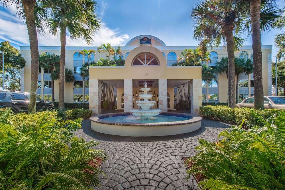 La Quinta Inn & Suites by Wyndham Deerfield Beach I-95 photo 1