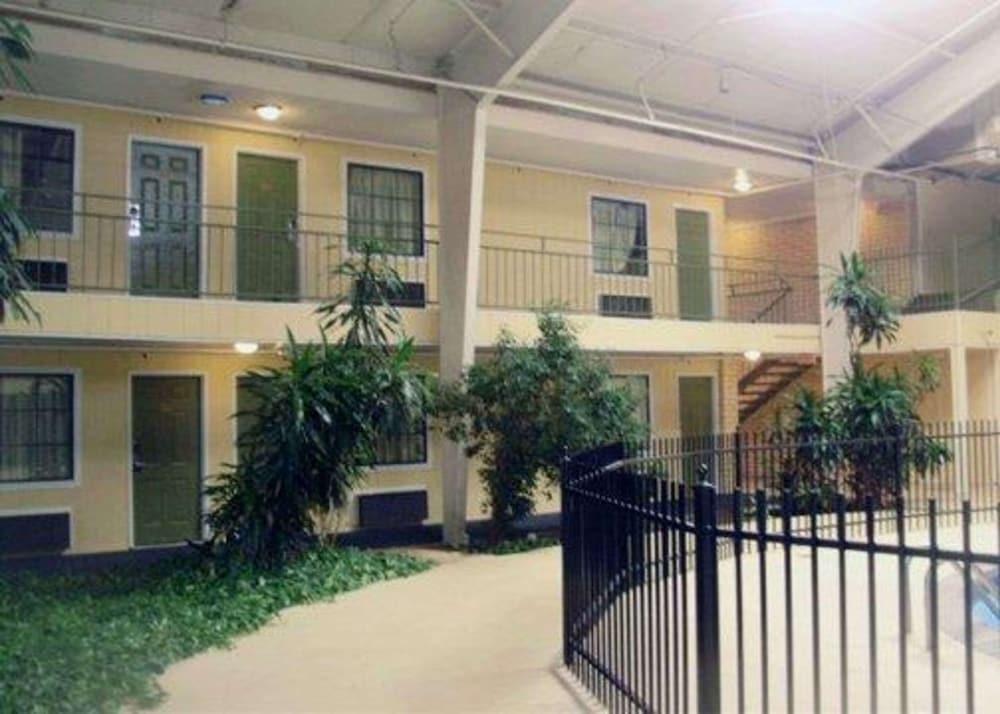 Econo Lodge Elk City photo 14