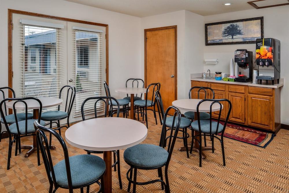 Americas Best Value Inn Ellsworth photo 19