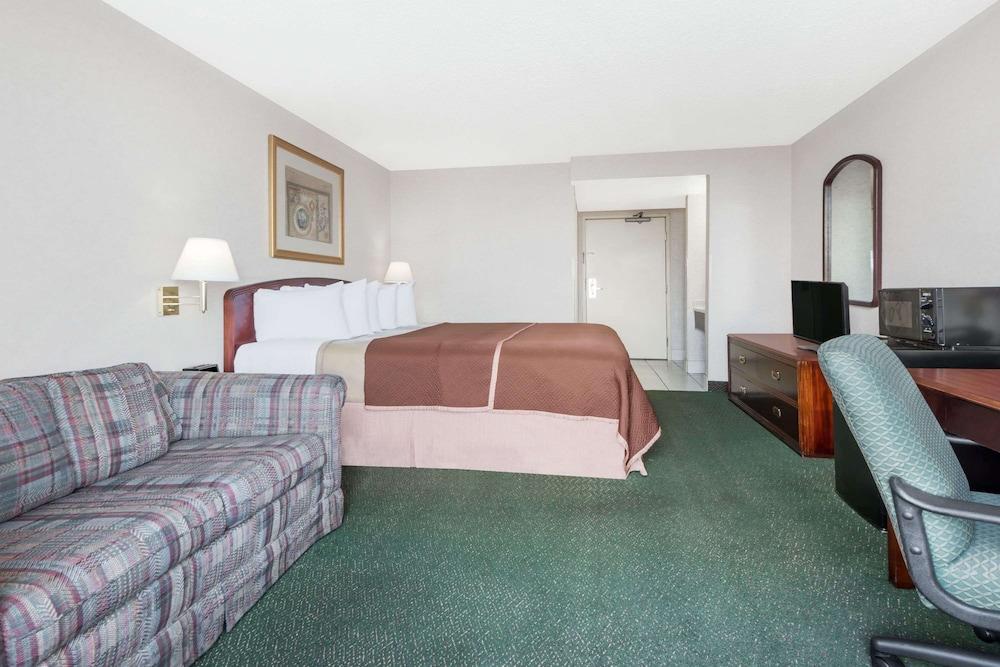 Days Inn by Wyndham Amarillo East photo 4