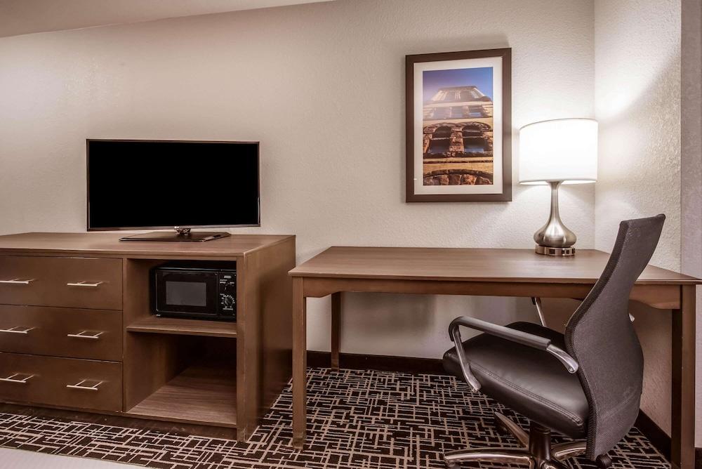 La Quinta Inn & Suites by Wyndham Fairborn Wright-Patterson photo 4