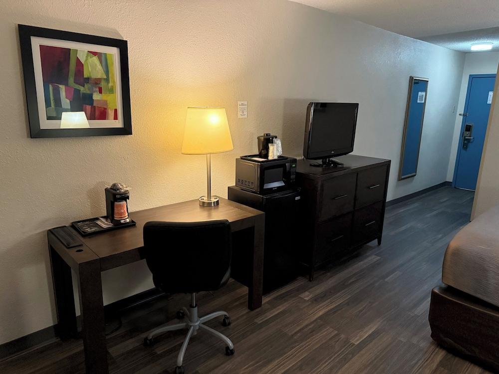 Quality Inn and Suites Livonia photo 5