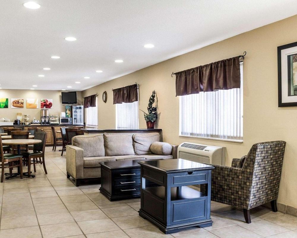Travelodge by Wyndham Fargo West Acres photo 2