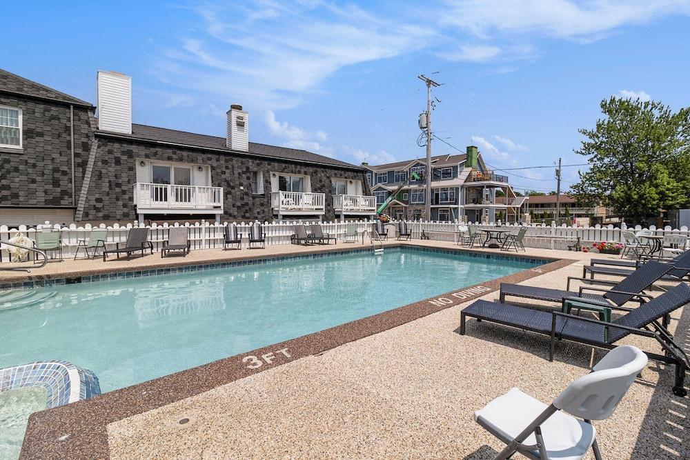 Snyder's Shoreline Inn photo 50