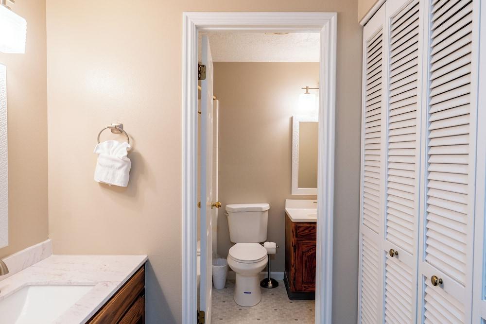Road Creek Inn photo 89