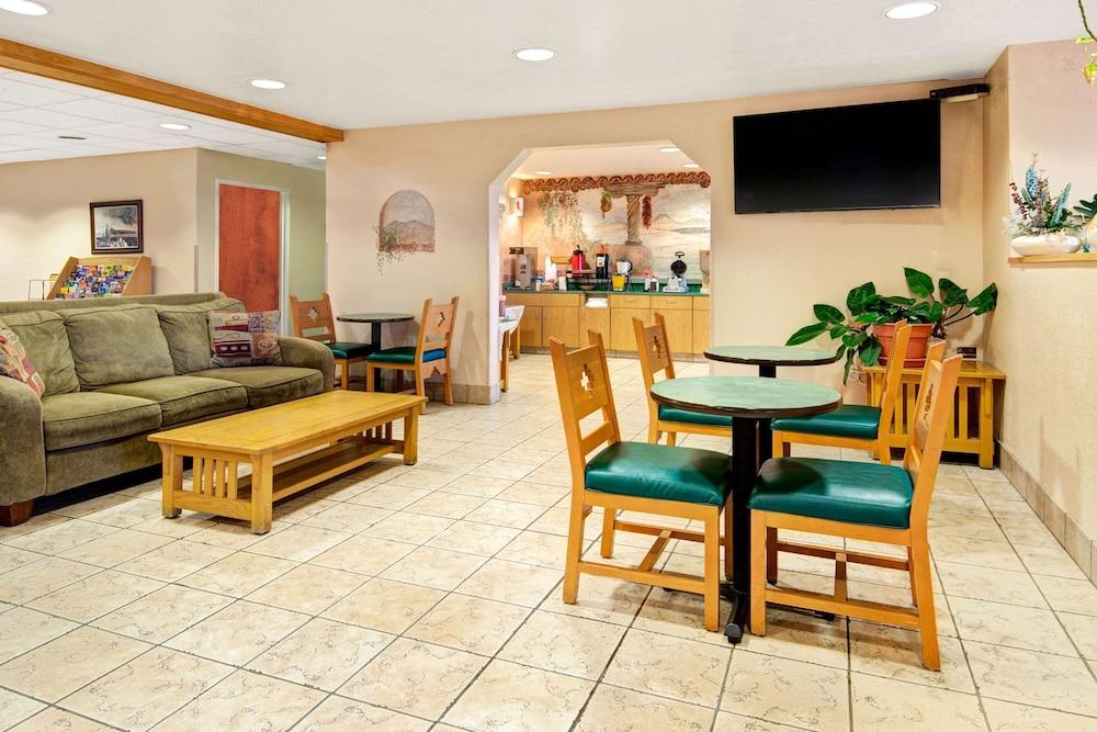Microtel Inn & Suites by Wyndham Albuquerque West photo 2