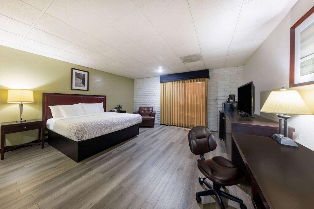 Baymont by Wyndham El Dorado photo 11