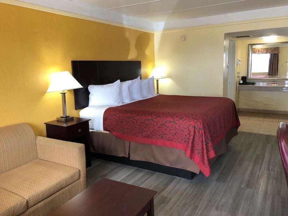 Days Inn by Wyndham Gainesville photo 5