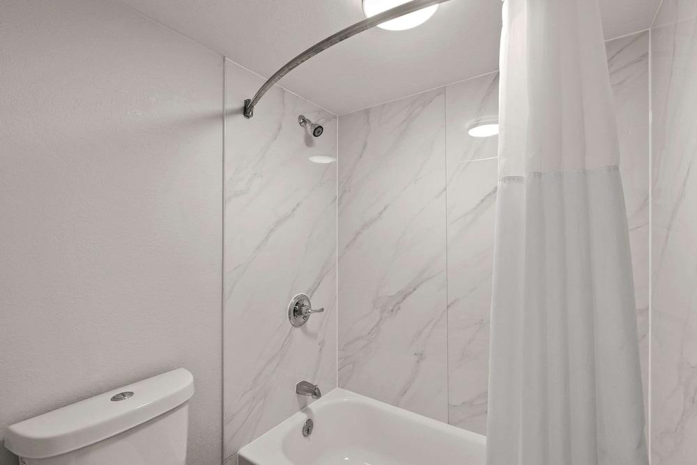 Rodeway Inn Commerce photo 41