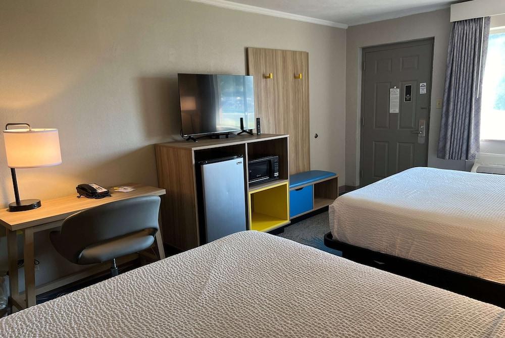 Days Inn by Wyndham Hays photo 29