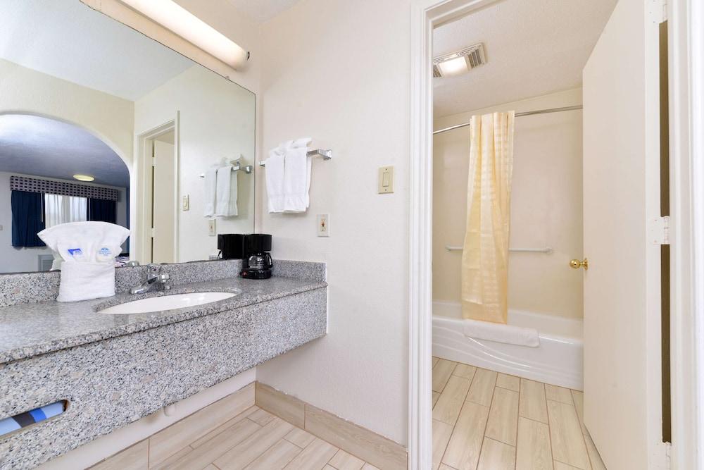 Americas Best Value Inn & Suites Houston Brookhollow NW photo 8