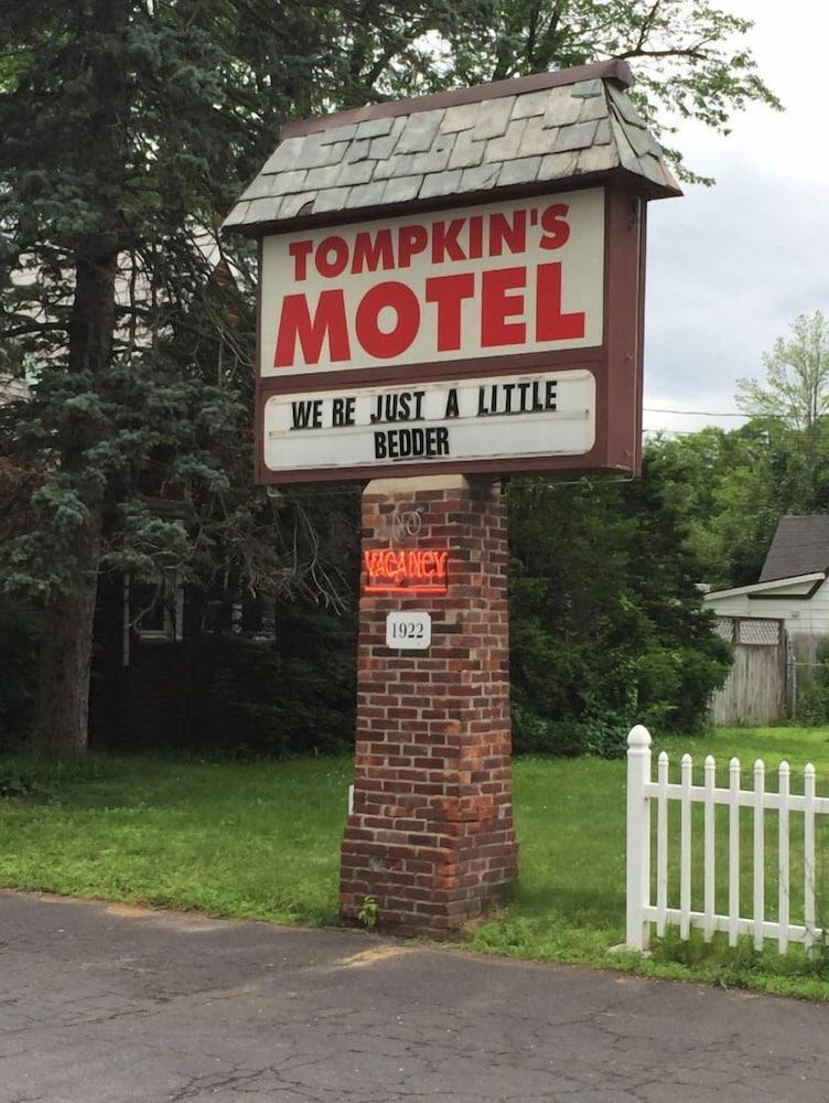 Tompkin's Motel photo 7