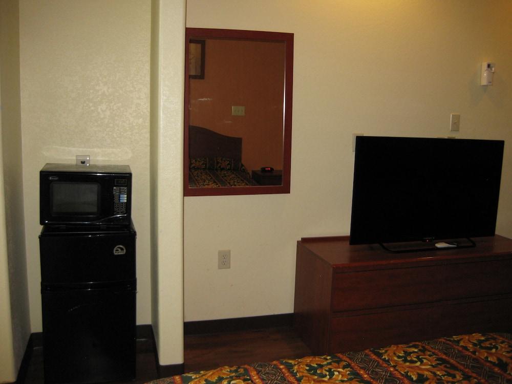 Scottish Inn and Suites photo 13