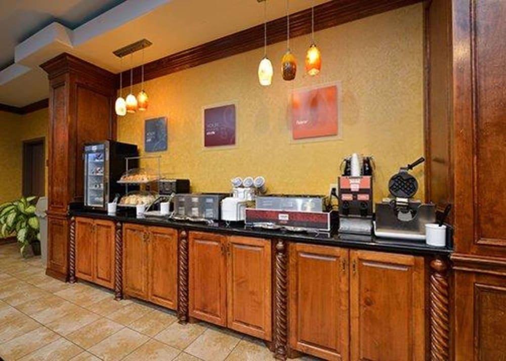Comfort Suites Bay City East photo 16