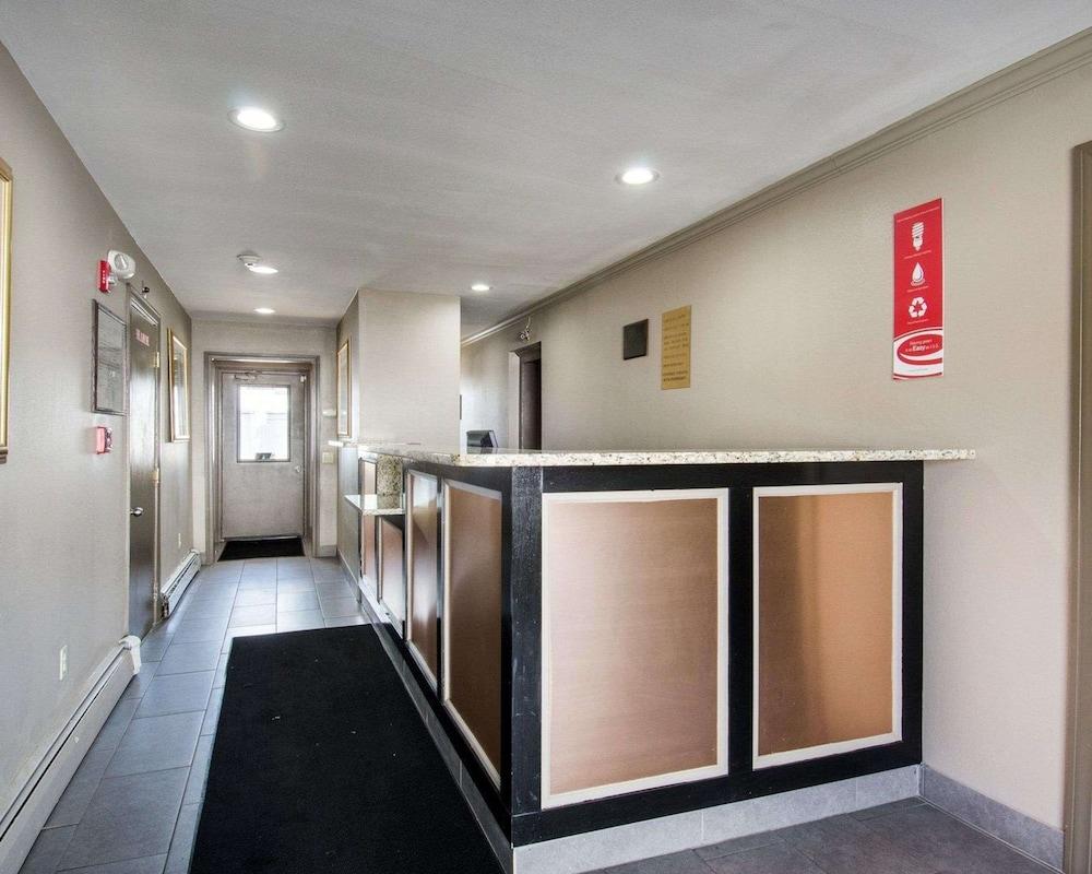 Econo Lodge Inn & Suites photo 29
